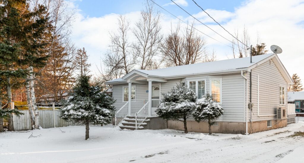 The perfect winterized cottage in Pointe-du-chene New Brunswick for sale