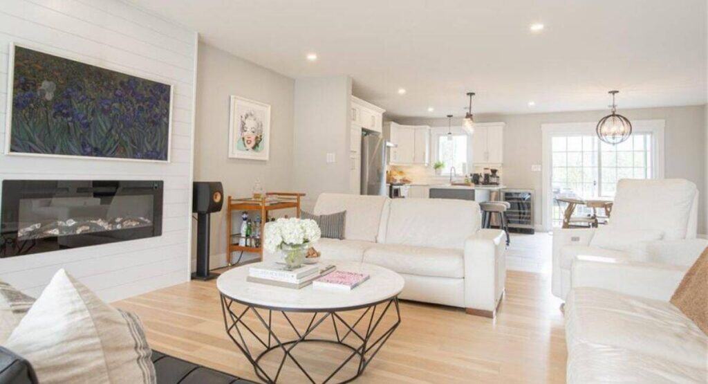 main living area at 124 des eleves