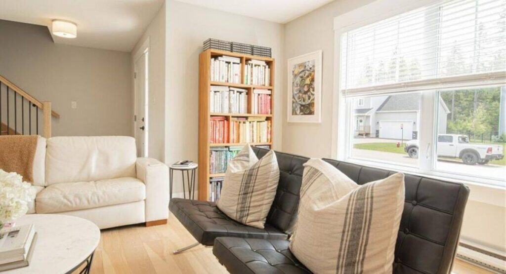 home for sale at 124 des eleves, entryway