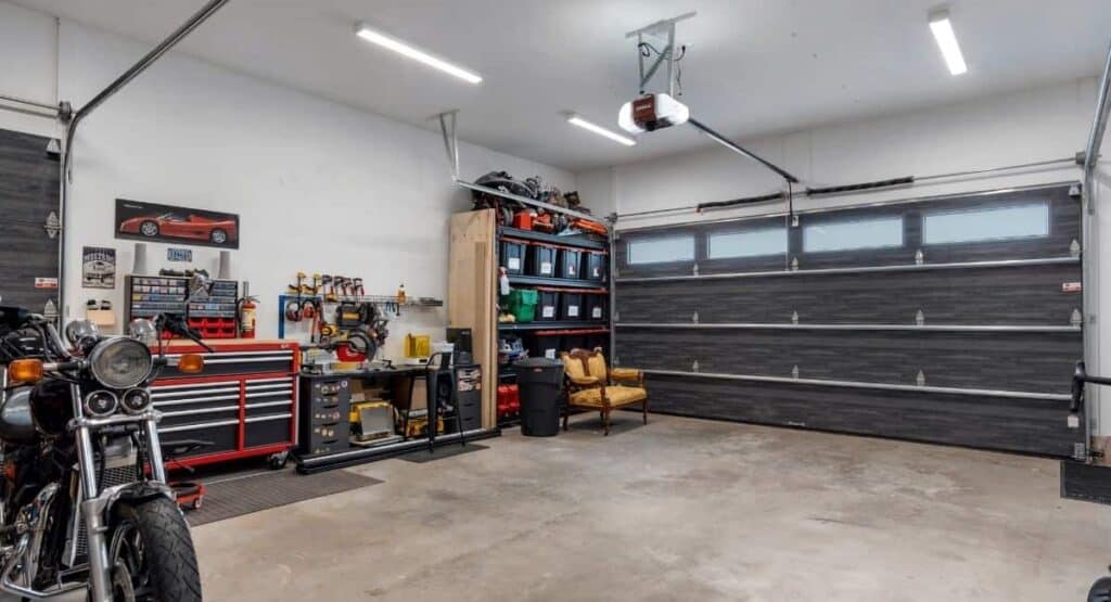 garage at 35 roy scenic