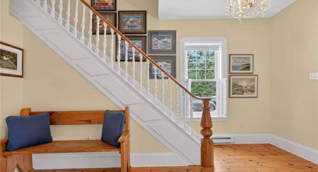 The interior, staircase